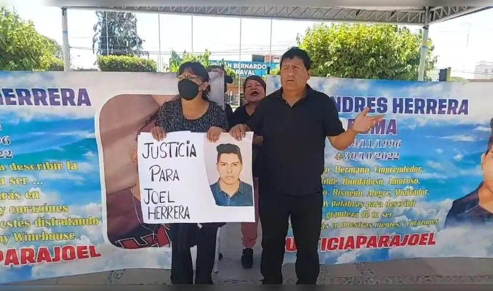 La familia de Joel protesta con carteles en mano exigiendo justicia. Foto: Leonela Aquino/URPI