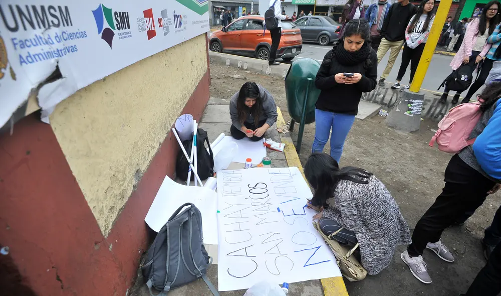 Alumnos de San Marcos formaron cadena humana para impedir el ingreso de los policías [FOTOS]