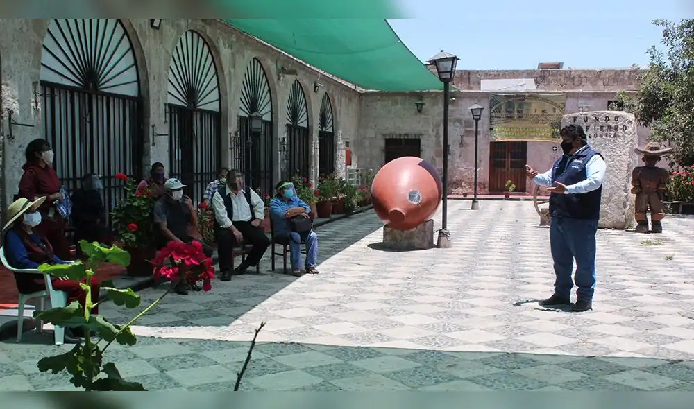 Gerente se reunió con artesanos para coordinar acciones e implementar los protocolos. Foto: Gerencia de Turismo.