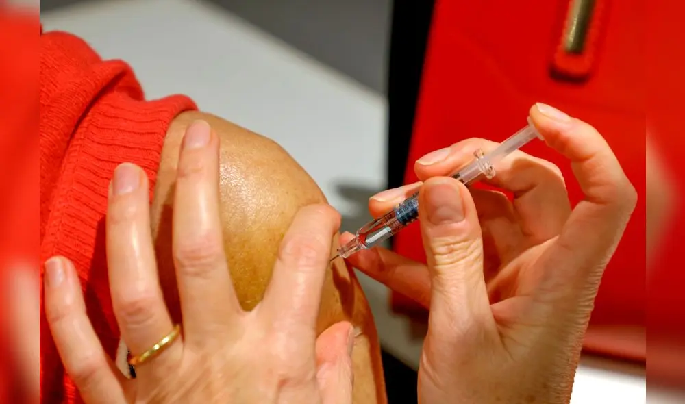 A market trader shows different currency notes in Caracas on March 10, 2019, during the third day of a massive power outage which has left Venezuelans without communications, electricity and water. - The unprecedented power outage already left 15 patients dead and threatens to extend indefinitely, increasing distress for the severe political and economic crisis hitting the oil-rich South American nation. (Photo by Cristian Hernandez / AFP) A market trader shows different currency notes in Caracas on March 10, 2019, during the third day of a massive power outage which has left Venezuelans without communications, electricity and water. - The unprecedented power outage already left 15 patients dead and threatens to extend indefinitely, increasing distress for the severe political and economic crisis hitting the oil-rich South American nation. (Photo by Cristian Hernandez / AFP)