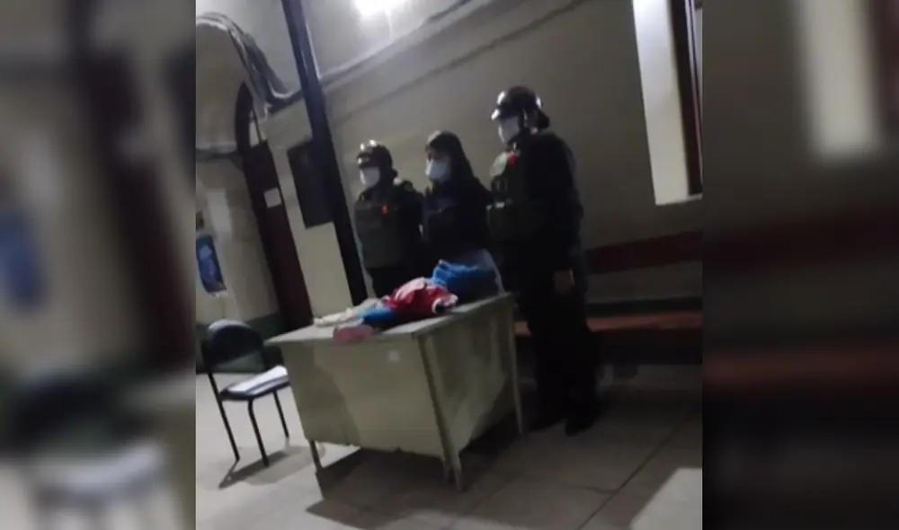Joven estuvo más de dos día en la comisaría de Alfonso Ugarte, donde según acusa, sufrió abusos. Foto: captura de Cuarto Poder Joven estuvo más de dos día en la comisaría de Alfonso Ugarte, donde según acusa, sufrió abusos. Foto: captura de Cuarto Poder