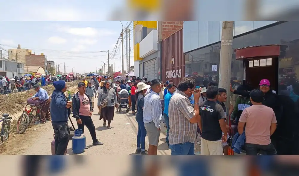 Colas interminables afuera de la planta de Sur Gas. Foto: Liz Ferrer/URPI Colas interminables afuera de la planta de Sur Gas. Foto: Liz Ferrer/URPI