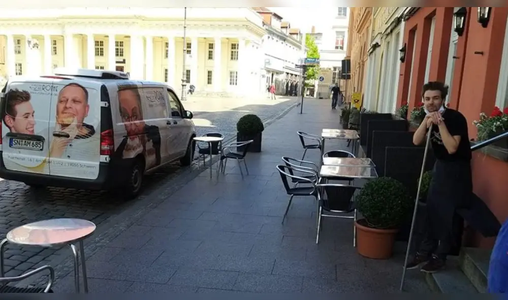 La innovadora del dueño del café para mantener la distancia social entre sus clientes fue muy comentada en las redes sociales. (Foto: Facebook) La innovadora del dueño del café para mantener la distancia social entre sus clientes fue muy comentada en las redes sociales. (Foto: Facebook)