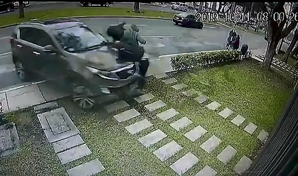 Atropello. Sin embargo,  fueron arrollados por la camioneta de González.