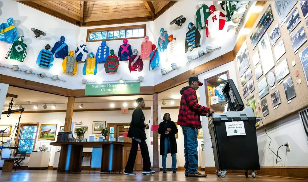 Varias personas ejercen su derecho al voto en el Museo Nacional Steeplechase de Camden, Carolina del Sur (Estados Unidos), el sábado 29 de marzo.