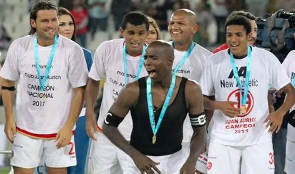 Luis Guadalupe después de vencer a Alianza Lima en la final del 2011. Luis Guadalupe después de vencer a Alianza Lima en la final del 2011.