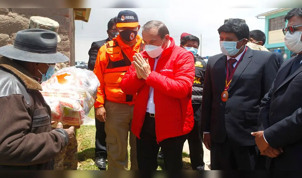 APOYO. Un poblador que se infectó con la COVID-19 recibe una bolsa de víveres. Premier Martos lo saluda. APOYO. Un poblador que se infectó con la COVID-19 recibe una bolsa de víveres. Premier Martos lo saluda.