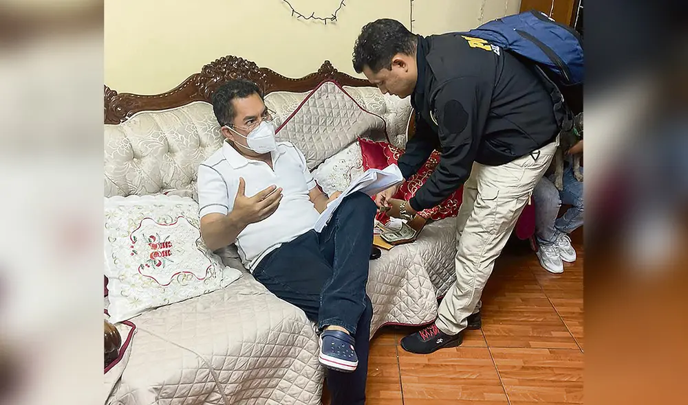 El jefe de la Región Policial Tumbes, general Nicasio Zapata Súclupe, al momento de ser intervenido por el presunto pago de coima para ascender. Foto: difusión El jefe de la Región Policial Tumbes, general Nicasio Zapata Súclupe, al momento de ser intervenido por el presunto pago de coima para ascender. Foto: difusión
