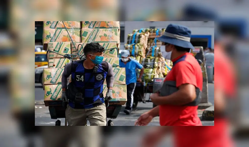 Un hombre con tapabocas en el Mercado Mayorista de Frutas de Lima. Foto: EFE Un hombre con tapabocas en el Mercado Mayorista de Frutas de Lima. Foto: EFE