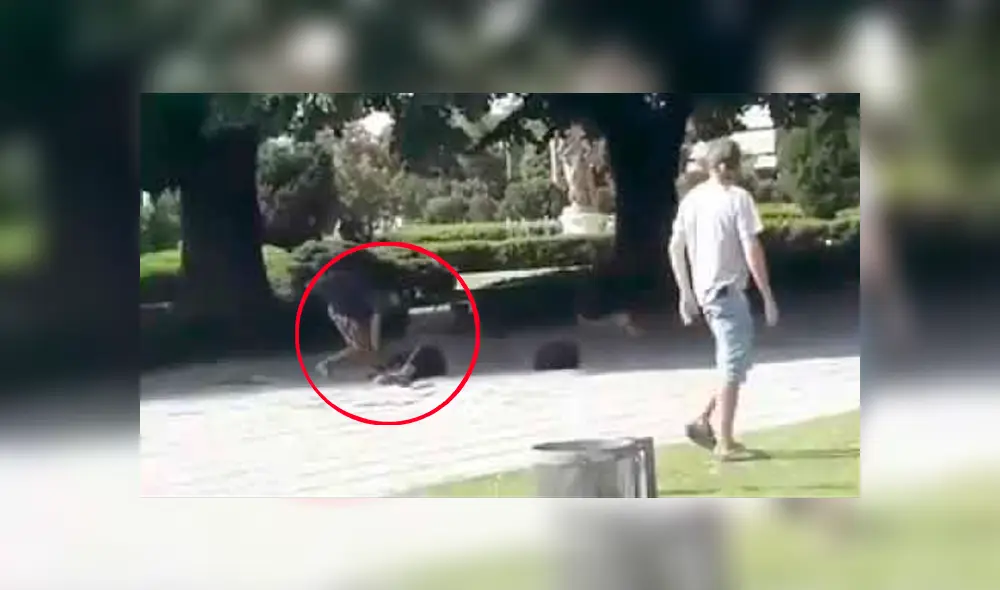 Hombre apuñala a otro en una plaza frente a varios peatones