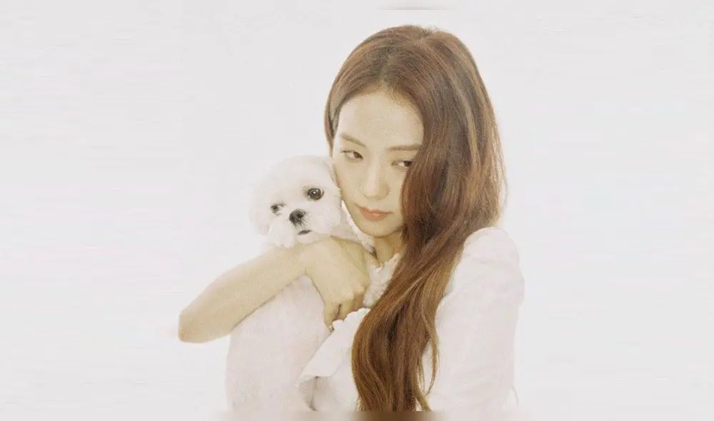 Jisoo de BLACKPINK junto a Dalgom. Jisoo de BLACKPINK junto a Dalgom.