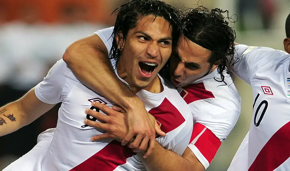 Paolo Guerrero y Claudio Pizarro jugaron juntos en el Bayern Múnich y la selección peruana. | Foto: AFP Paolo Guerrero y Claudio Pizarro jugaron juntos en el Bayern Múnich y la selección peruana. | Foto: AFP