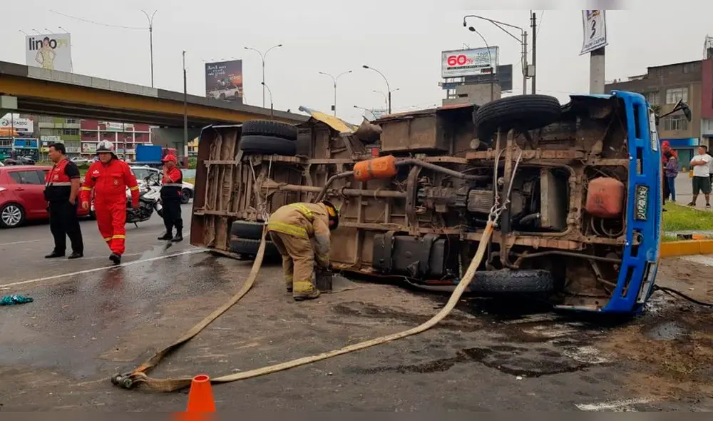Los pasajeros de la cúster que cubre la ruta Callao-Callao fueron los más afectados, pues el vehículo se volcó. El conductor se dio a la fuga. (Foto: Carlos Contreras / La República) Los pasajeros de la cúster que cubre la ruta Callao-Callao fueron los más afectados, pues el vehículo se volcó. El conductor se dio a la fuga. (Foto: Carlos Contreras / La República)