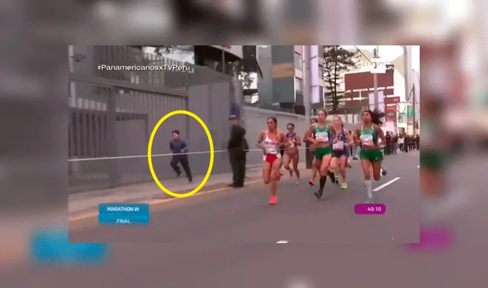 Niño alienta a Gladys Tejeda corriendo maratón junto a ella. Foto: Captura Niño alienta a Gladys Tejeda corriendo maratón junto a ella. Foto: Captura