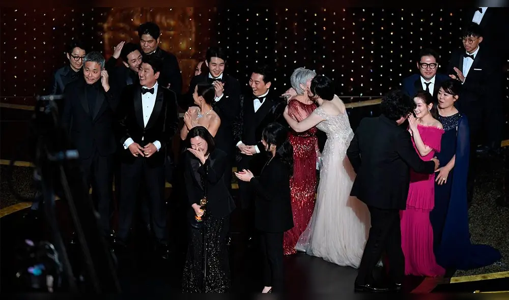 Equipo de "Parasite" celebra gran victoria en los Oscar 2020 | Fuente. AFP