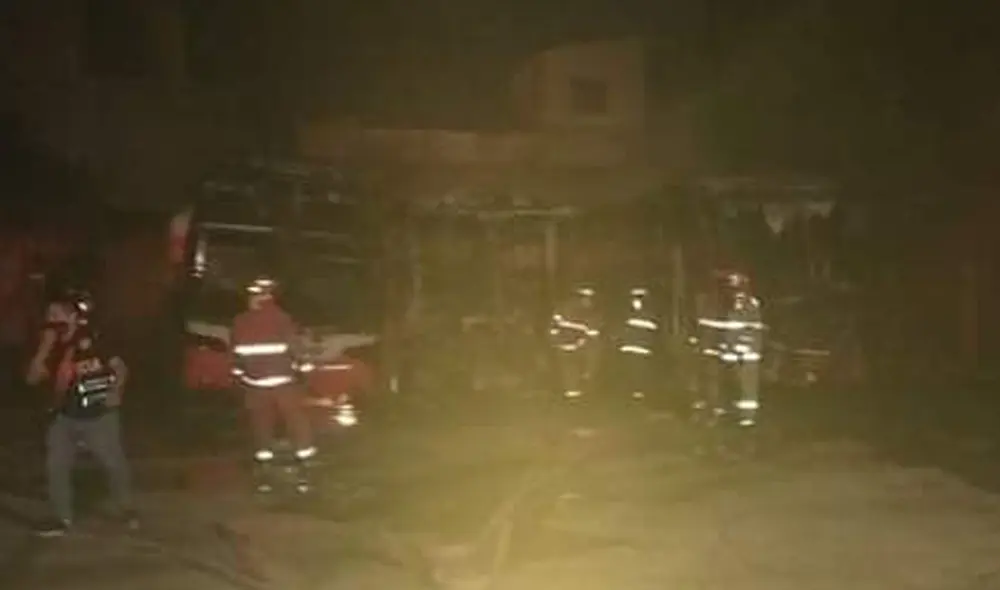 Las unidades estacionadas fueron severamente dañadas. Foto: Twitter @EmergenciasPeru