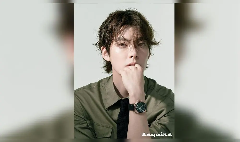 Desliza para ver más fotos de Kim Woo Bin en la revista Esquire Korea. Créditos: Esquire Korea