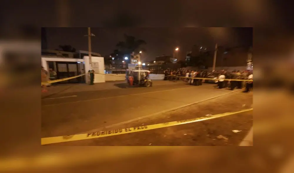 Cadáver de hombre se quedó en la mototaxi hasta la llegada de fiscal y policías. (Foto: Grace Mora / La República)