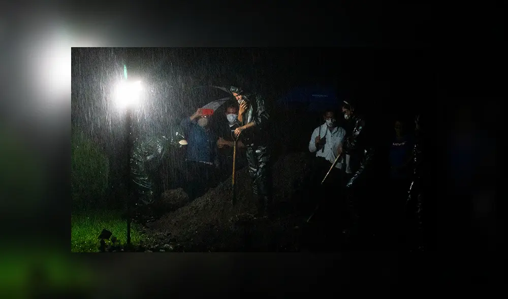 Se entierra un ataúd en Managua, Nicaragua, el 8 de junio de 2020 durante una noche de "entierro exprés", un procedimiento que se ha implementado desde el comienzo de la nueva pandemia de COVID-19. | Foto: INTI OCON / AFP Se entierra un ataúd en Managua, Nicaragua, el 8 de junio de 2020 durante una noche de "entierro exprés", un procedimiento que se ha implementado desde el comienzo de la nueva pandemia de COVID-19. | Foto: INTI OCON / AFP