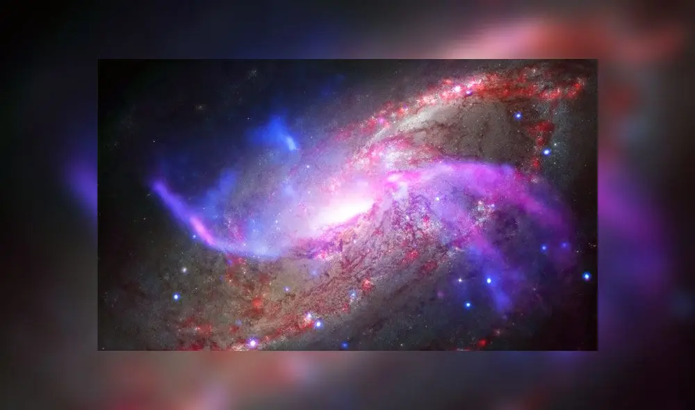 Chorros de partículas de alta energía son expulsados por el agujero negro del centro de la galaxia M106. Imagen: NASA.