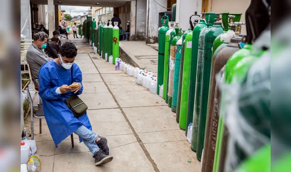 Pacientes con COVID-19 esperan a que lleguen los suministros de oxígeno al hospital regional de Iquitos, la ciudad más grande de la Amazonía. Foto: AFP.