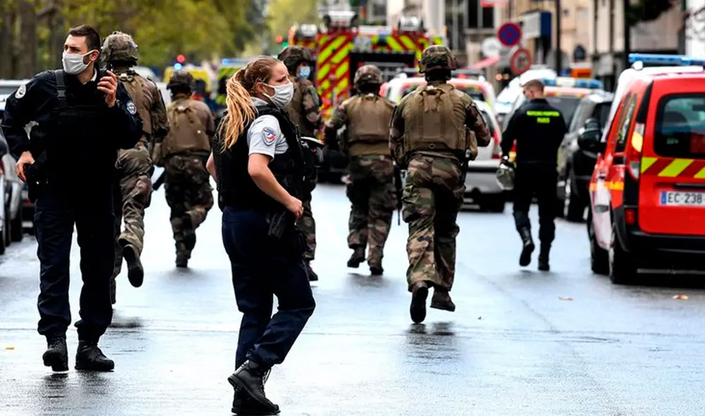 Un fuerte despliegue policial se viene realizando cerca de la exsede de la revista satírica. Foto: AFP