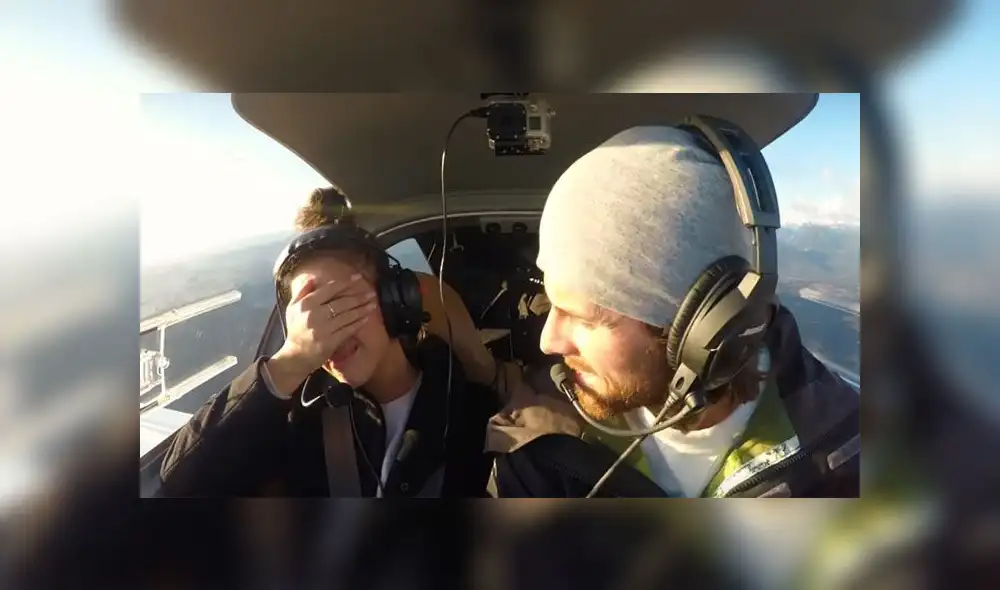 Desliza para descubrir la reacción de la joven al darse cuenta que su novia le estaba pidiendo matrimonio. Foto: Captura. Desliza para descubrir la reacción de la joven al darse cuenta que su novia le estaba pidiendo matrimonio. Foto: Captura.