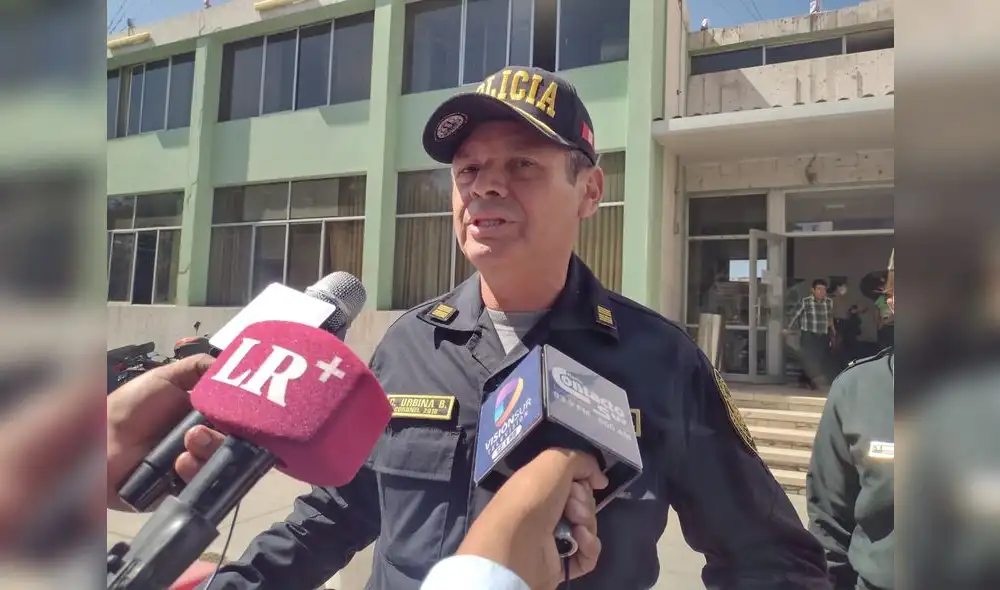 Arequipa. Coronel PNP Urbina Barreto señaló las medidas preventivas que tomarán para el encuentro entre Perú y Bolivia. Foto: URPI-LR/Leonela Aquino Arequipa. Coronel PNP Urbina Barreto señaló las medidas preventivas que tomarán para el encuentro entre Perú y Bolivia. Foto: URPI-LR/Leonela Aquino