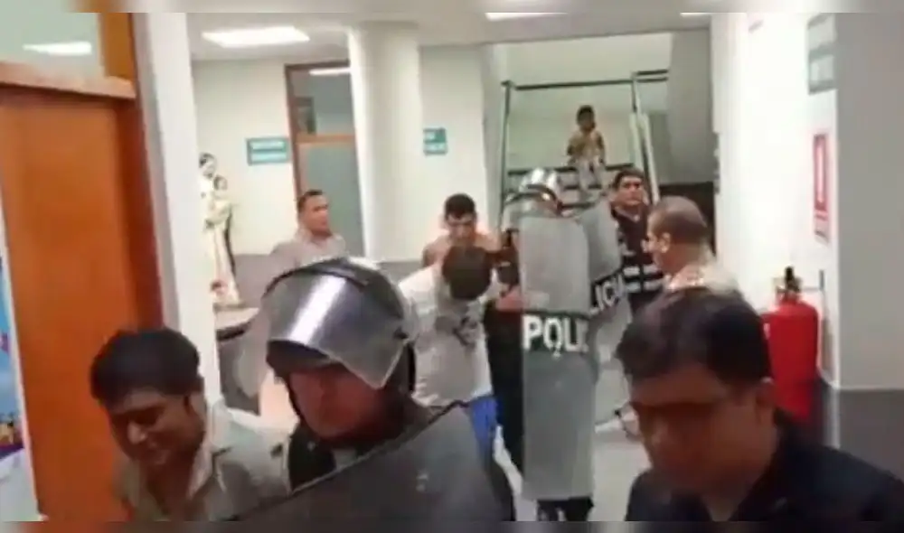 Durante el traslado de los sospechosos a la comisaría de Chincha Baja, la Policía tuvo que hacer un cerco para dispersar a la población. (Foto: Captura de América TV) Durante el traslado de los sospechosos a la comisaría de Chincha Baja, la Policía tuvo que hacer un cerco para dispersar a la población. (Foto: Captura de América TV)
