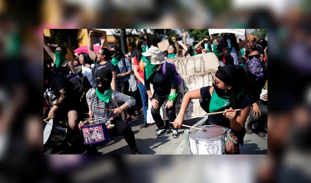 Diversos colectivos feministas se movilizaron hasta el lugar donde Ingrid Escamilla fue asesinada. (Foto: Infobae) Diversos colectivos feministas se movilizaron hasta el lugar donde Ingrid Escamilla fue asesinada. (Foto: Infobae)