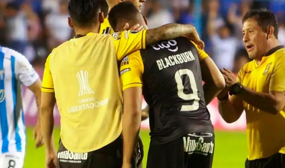Rolando Blackburn falló el penal decisivo de The Strongest y quedó fuera de la Copa Libertadores. Foto: Captura Rolando Blackburn falló el penal decisivo de The Strongest y quedó fuera de la Copa Libertadores. Foto: Captura