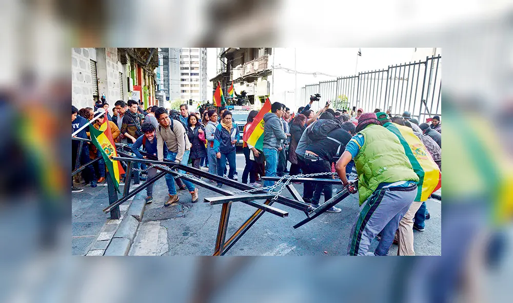 Policías continúan motín y Evo abandona palacio