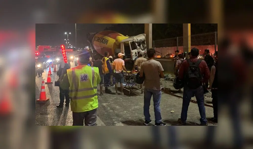 Vía de Evitamiento: camión choca contra puente peatonal y podría colapsar por daños severos Vía de Evitamiento: camión choca contra puente peatonal y podría colapsar por daños severos