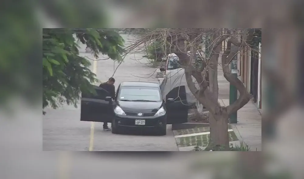 En la imagen se observa a Jhonathan Hugo Panizo Castillo ingresando al vehículo de su hermano Giancarlo Jesús Panizo Cotillo, cabecilla de la organización criminal. (Foto: Captura de video / PNP)