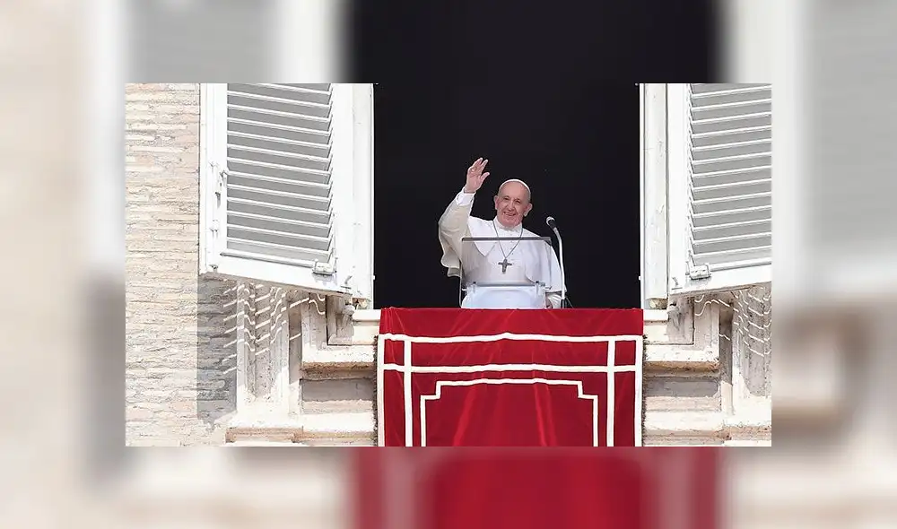 El Papa Francisco tras ser liberado este domingo. Llegó al rezo del Ángelus con diez minutos de retraso. Foto: AFP.
