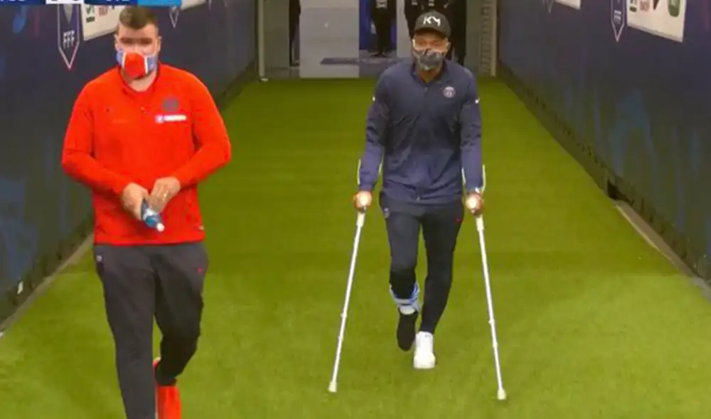 El delantero presenció la última parte del partido en muletas. Foto: Captura TV.