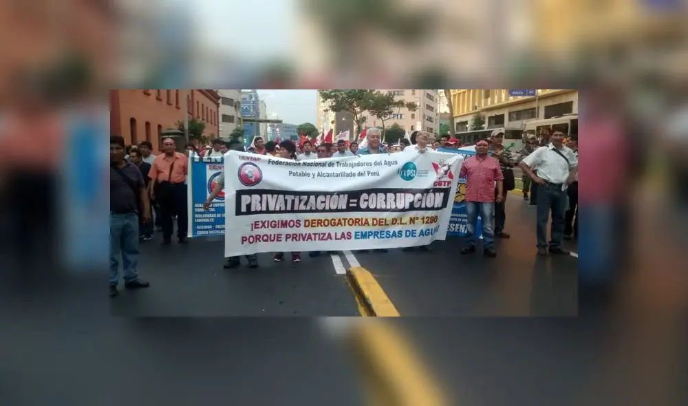 Dirigente nacionales y trabajadores marchas por las calles de Lima en rechazo al DL 1280.