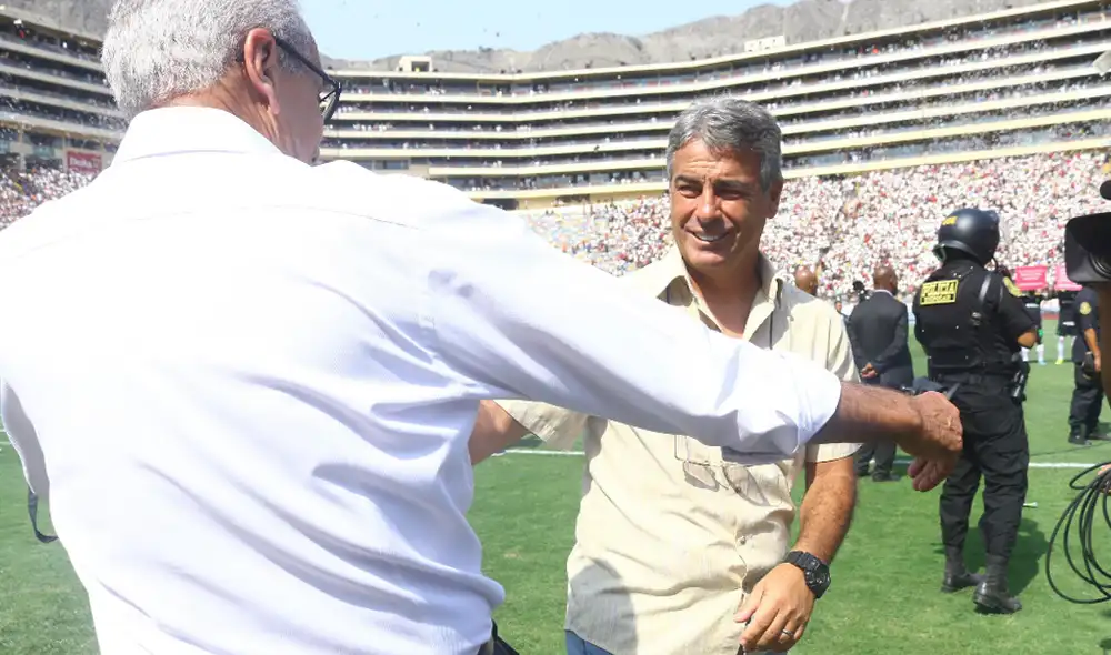 Gregorio Pérez recordó último partido con la 'U' frente a Pablo Bengoechea. | Foto: GLR