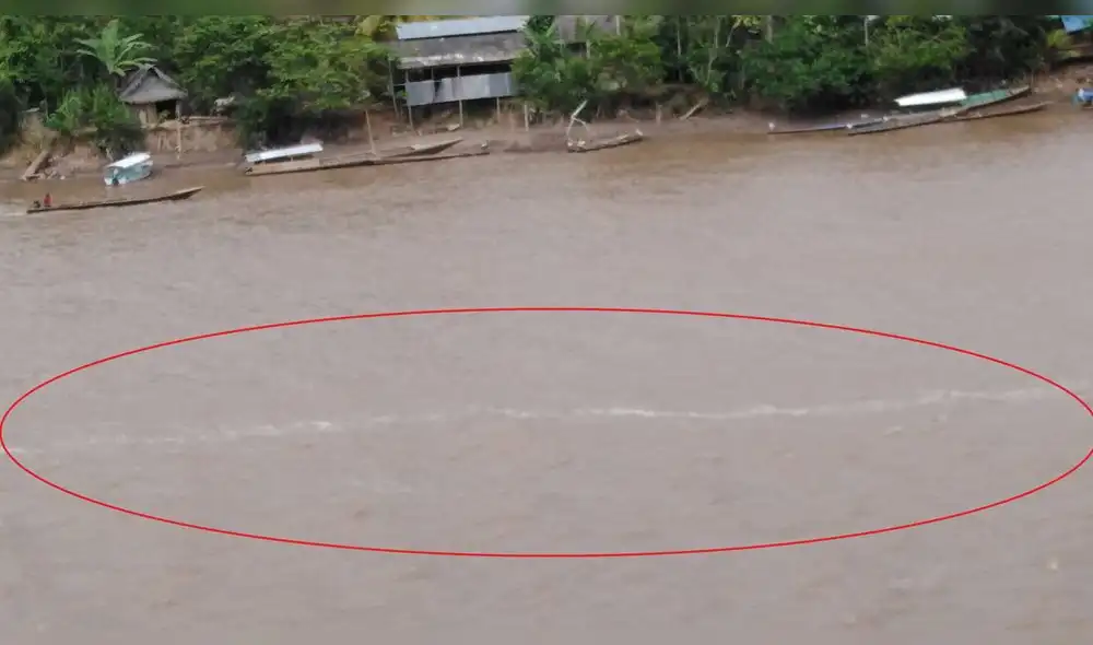 Línea blanca divide río Nieva Línea blanca divide río Nieva