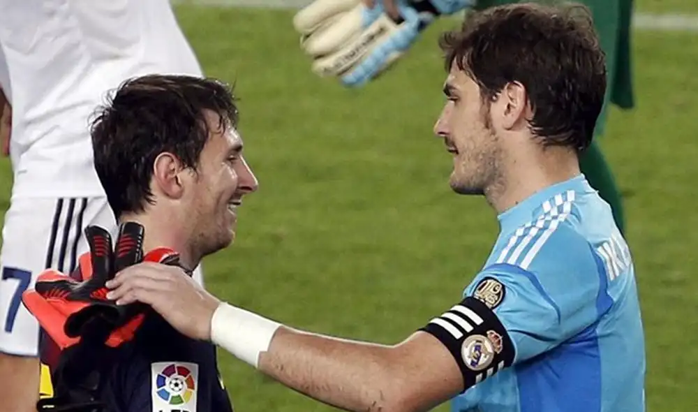 Despedida de Lionel Messi a Iker Casillas. | Foto: EFE