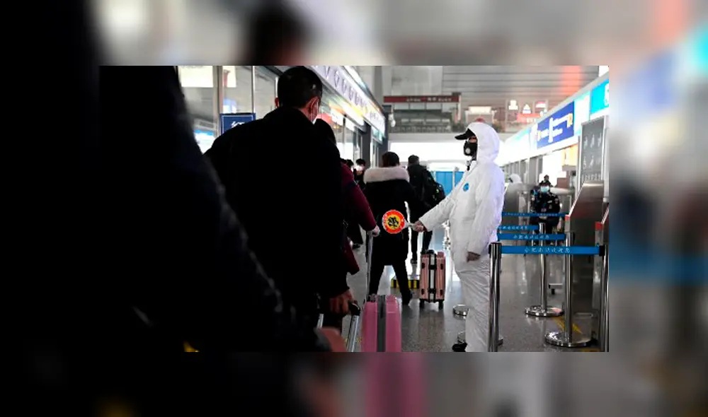 Los pasajeros pasan por una revisión cuando llegan a la estación de ferrocarril en Hefei, provincia de Anhui, este de China. Foto: AFP.