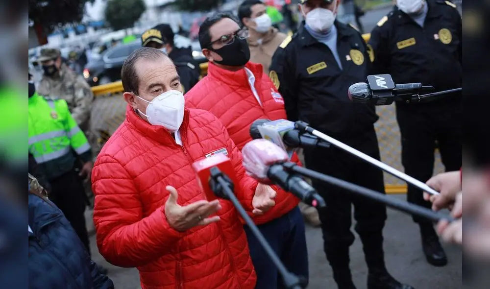 Decenas de personas se aglomeraron afuera del aeropuerto Jorge Chávez durante el primer día de operaciones de aerolíneas. Foto: Jhon Reyes / La República.