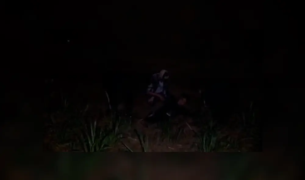 Jóvenes youtubers ingresan a bosque de madrugada y se topan con aterradora criatura. Jóvenes youtubers ingresan a bosque de madrugada y se topan con aterradora criatura.