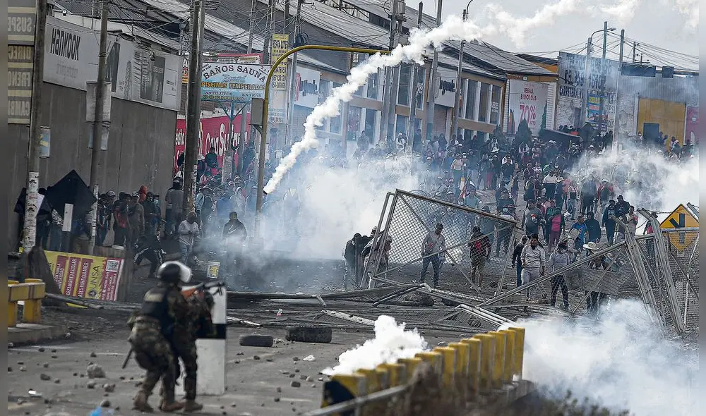ENFRENTAMIENTO. Un grupo de manifestantes llegó a inmediaciones del puente Añashuayco, para luego intentar tomar el aeropuerto internacional Alfredo Rodríguez Ballón. ENFRENTAMIENTO. Un grupo de manifestantes llegó a inmediaciones del puente Añashuayco, para luego intentar tomar el aeropuerto internacional Alfredo Rodríguez Ballón.