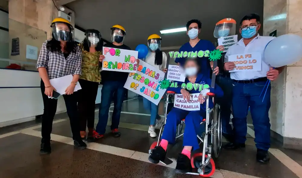 Familiares de mujer la recibieron con carteles y globos. Foto: EsSalud.