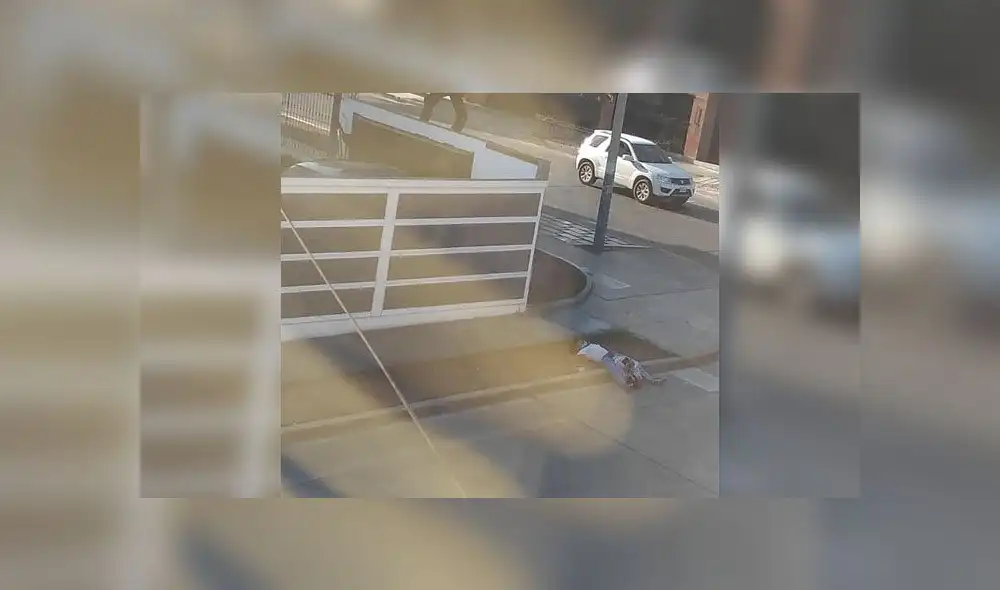 Las cámaras de la calle captaron la escena. Foto: Captura. Las cámaras de la calle captaron la escena. Foto: Captura.