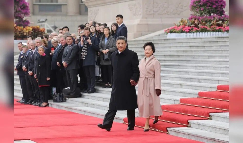 Chinese President Xi Jinping and his wife Peng Liyuan arrive to take part in a welcome ceremony of French President Emmanuel Macron at the Great Hall of the People in Beijing on November 6, 2019. (Photo by Ludovic MARIN / AFP)