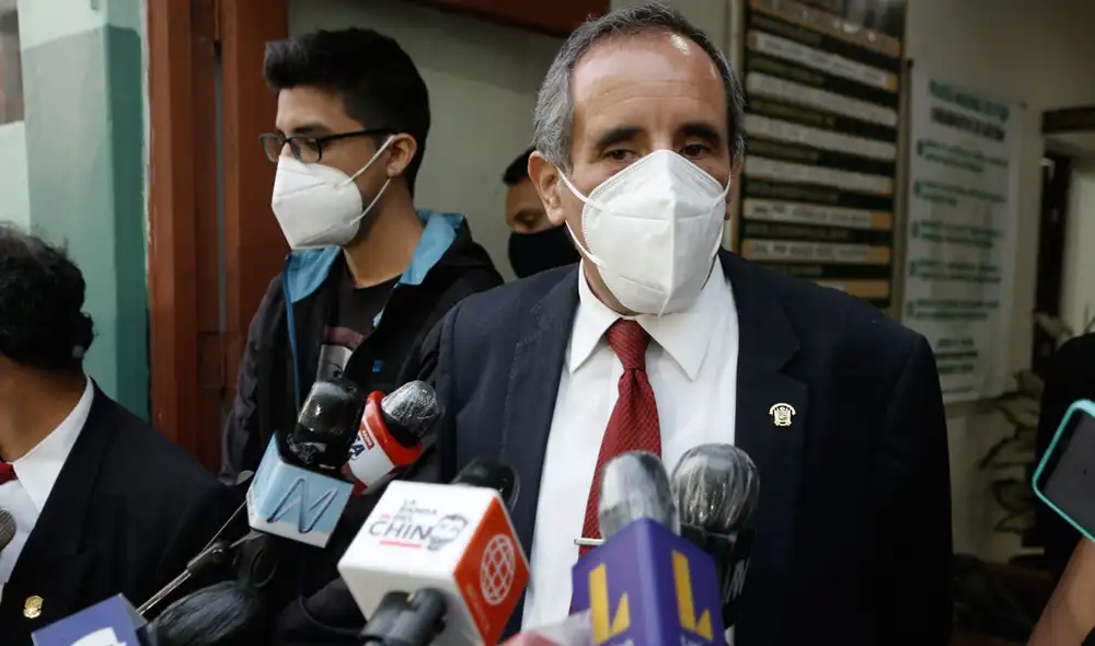 Carlos Burga fue el congresista que recibió un golpe el rostro por parte de Carlos Ezeta. Foto: Antonio Melgarejo Yaranga / La República Carlos Burga fue el congresista que recibió un golpe el rostro por parte de Carlos Ezeta. Foto: Antonio Melgarejo Yaranga / La República