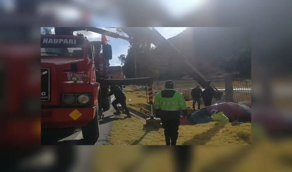 El auto quedó estancado a un lado de la carretera.