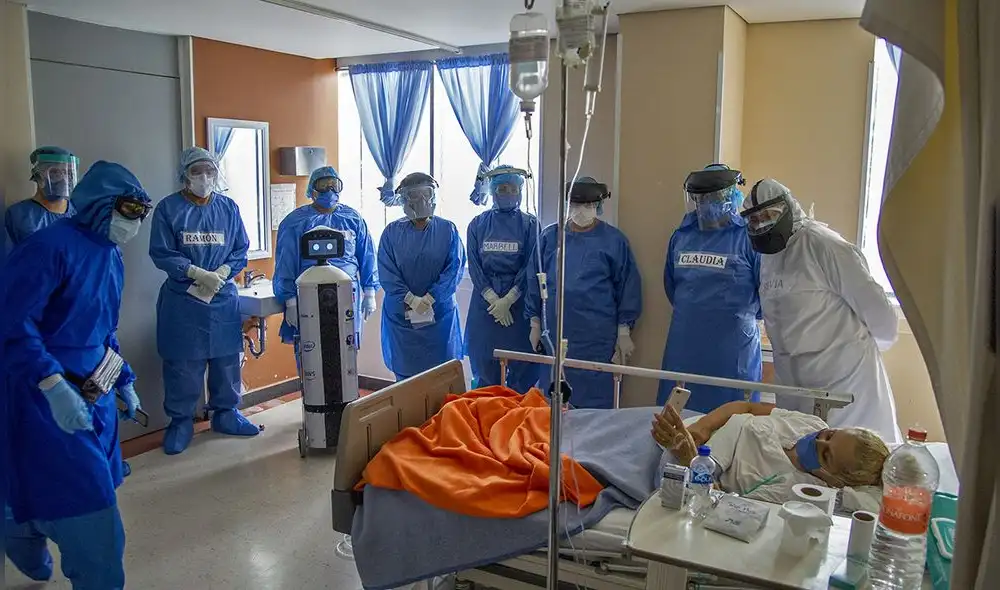 Especialistas afirman que la atención médica ha mejorado para los pacientes con COVID-19 debido a que hay un mayor conocimiento de la enfermedad. Foto: AFP.